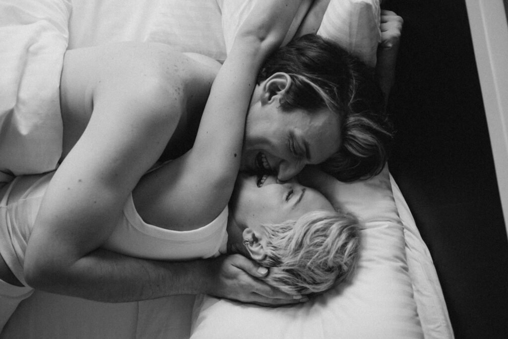 pareja sonrriendo y abrazada