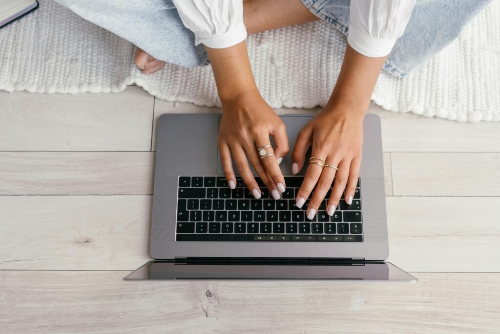 mujer escribiendo en su laptop