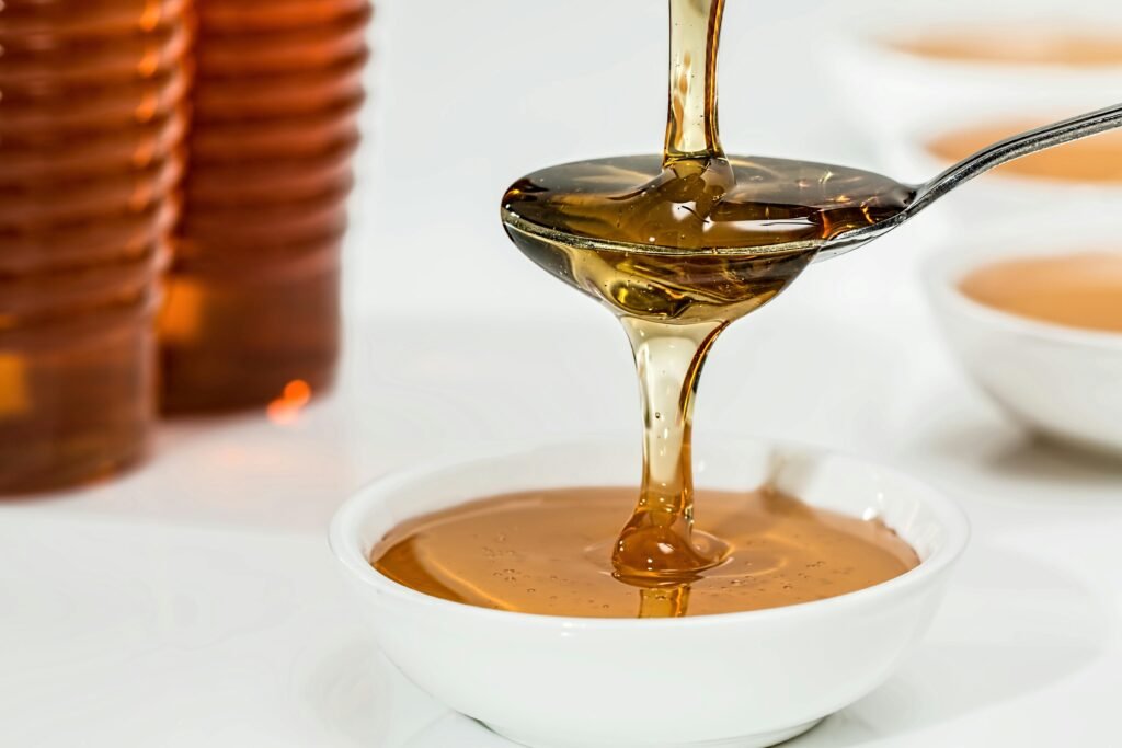 Cuchara con miel miel de abeja en una cuchara
